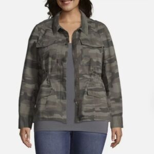 a.n.a Anorak Lightweight Jacket in Olive Camo.